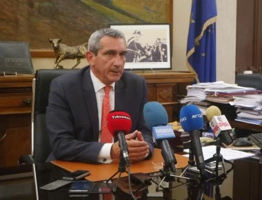 Περιφερειάρχης Νοτίου Αιγαίου: Κατέθεσε στεφάνι για τους τρεις αξιωματικούς που έχασαν τη ζωή τους στα Ίμια